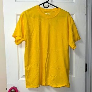 Yellow Gildan shirt 💛